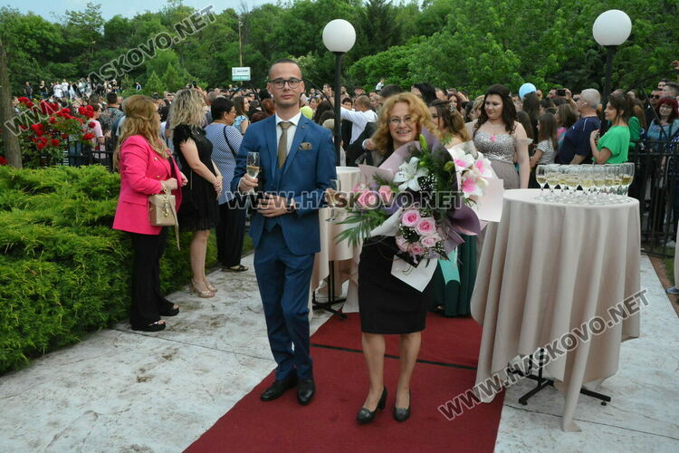 Като модна бомба избухнаха на бала си абитуриентите от ФСГ