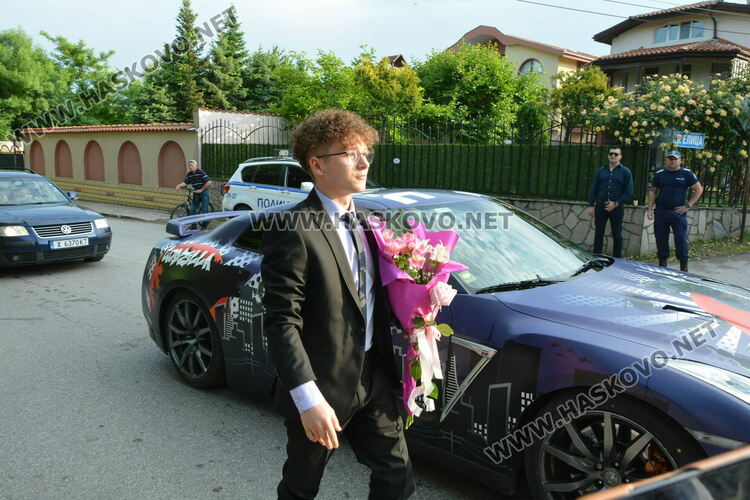 Красиви и елегантни тази вечер празнуват зрелостниците от Езиковата