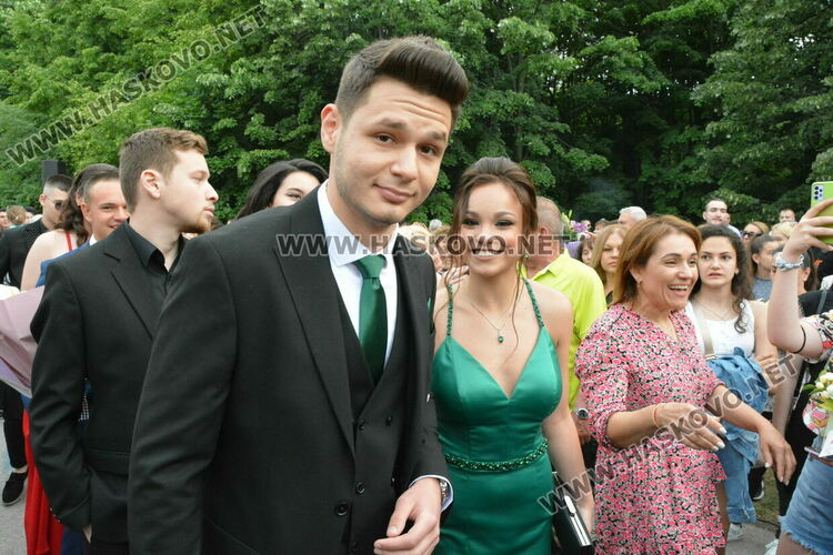 Красиви и елегантни тази вечер празнуват зрелостниците от Езиковата