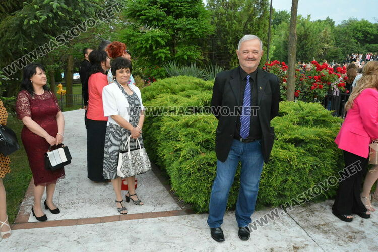 Като модна бомба избухнаха на бала си абитуриентите от ФСГ