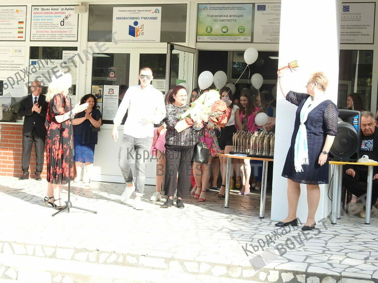   Гимназията с вековна история "Христо Ботев" изпрати стотния си випуск абитуриенти