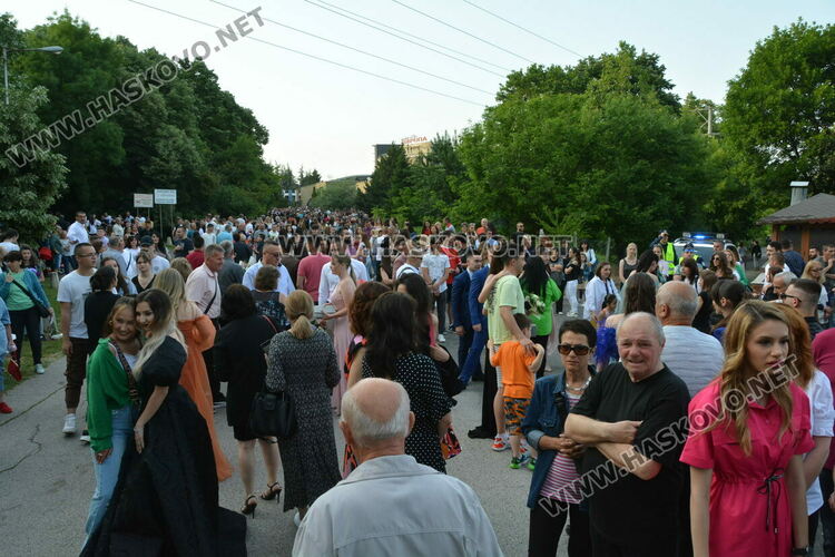 Красиви и елегантни тази вечер празнуват зрелостниците от Езиковата