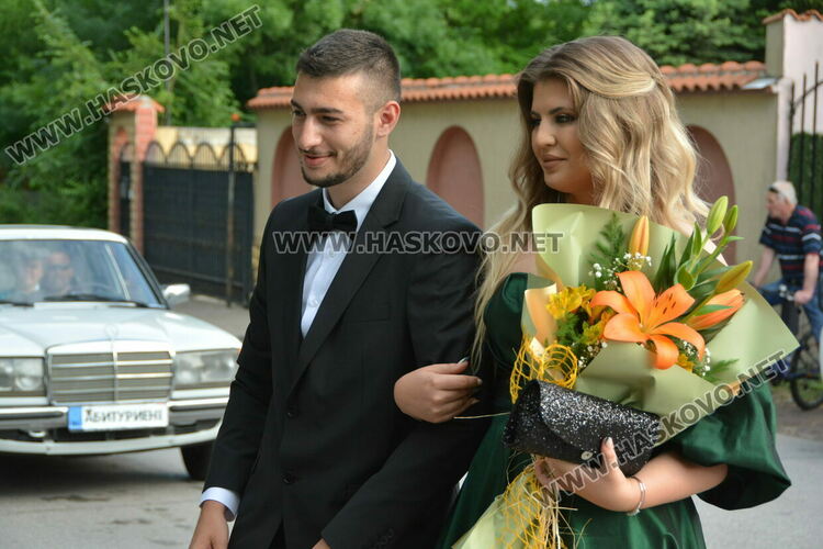 Красиви и елегантни тази вечер празнуват зрелостниците от Езиковата