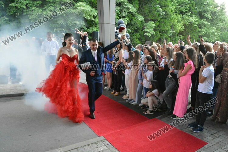 Красиви и елегантни тази вечер празнуват зрелостниците от Езиковата