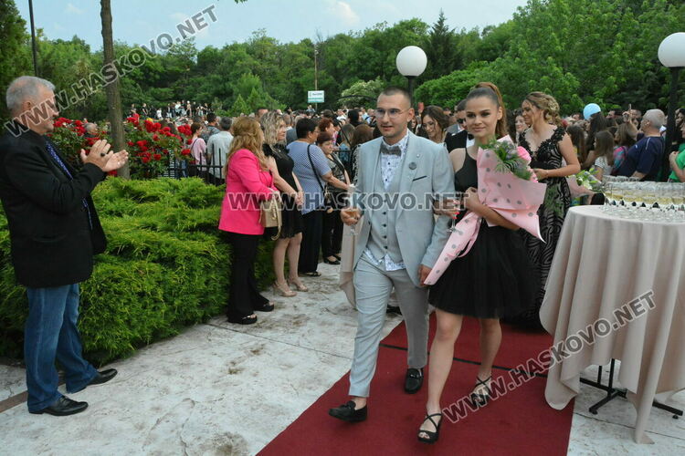 Като модна бомба избухнаха на бала си абитуриентите от ФСГ