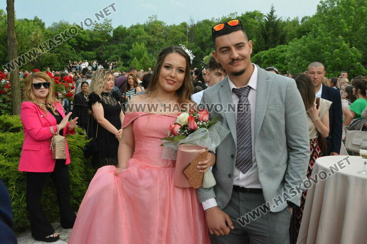 Като модна бомба избухнаха на бала си абитуриентите от ФСГ