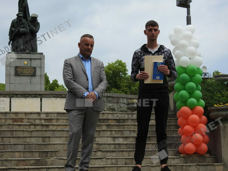Ротари клуб Кърджали връчи стипендии на изявени ученици по случай 24 май 