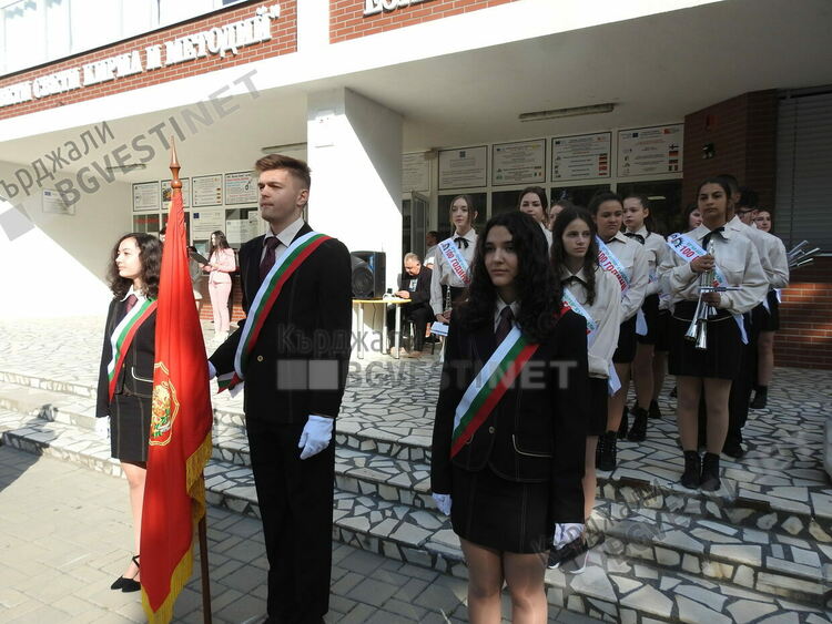   Гимназията с вековна история "Христо Ботев" изпрати стотния си випуск абитуриенти