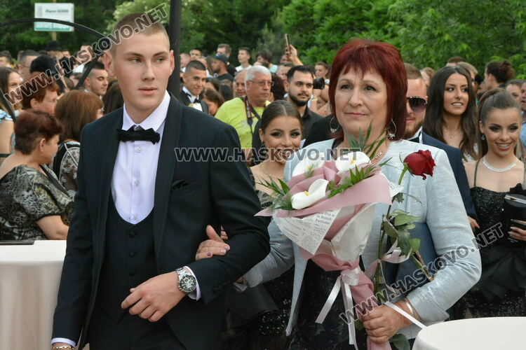 Като модна бомба избухнаха на бала си абитуриентите от ФСГ