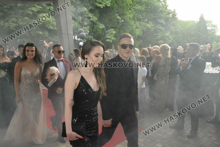 Красиви и елегантни тази вечер празнуват зрелостниците от Езиковата