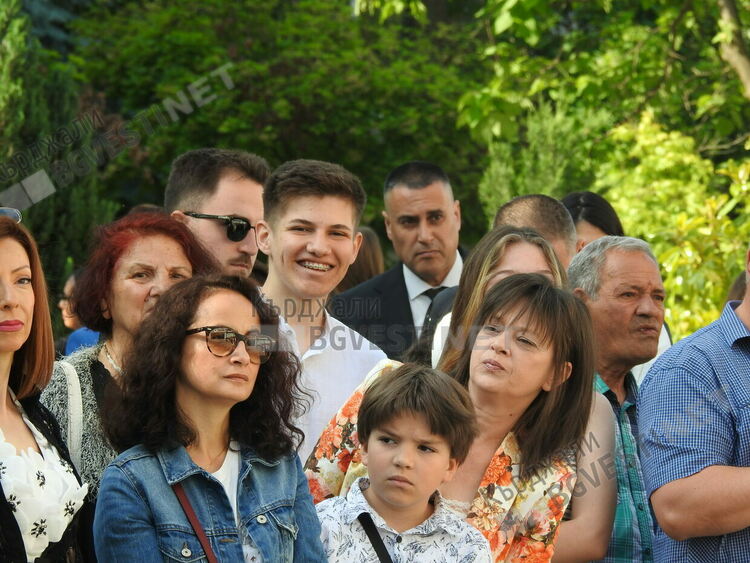   Гимназията с вековна история "Христо Ботев" изпрати стотния си випуск абитуриенти