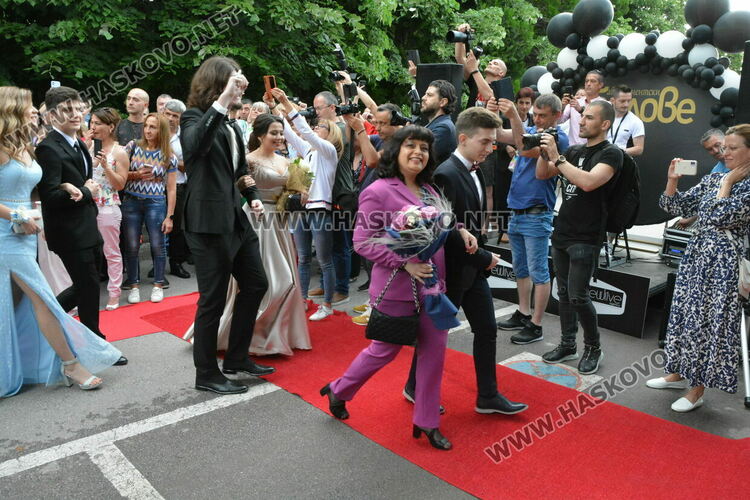 Красиви и елегантни тази вечер празнуват зрелостниците от Езиковата