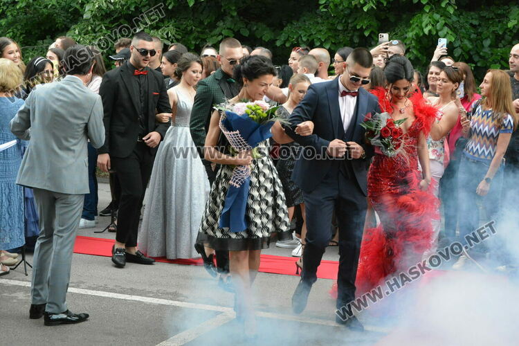 Красиви и елегантни тази вечер празнуват зрелостниците от Езиковата