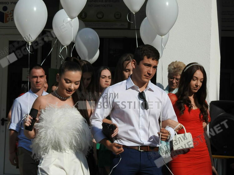   Гимназията с вековна история "Христо Ботев" изпрати стотния си випуск абитуриенти