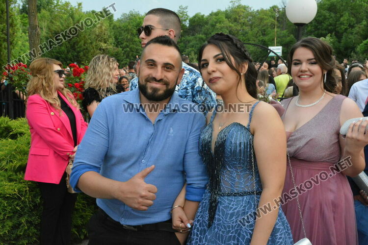 Като модна бомба избухнаха на бала си абитуриентите от ФСГ