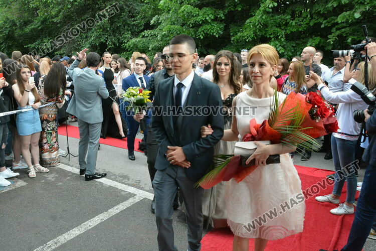 Красиви и елегантни тази вечер празнуват зрелостниците от Езиковата