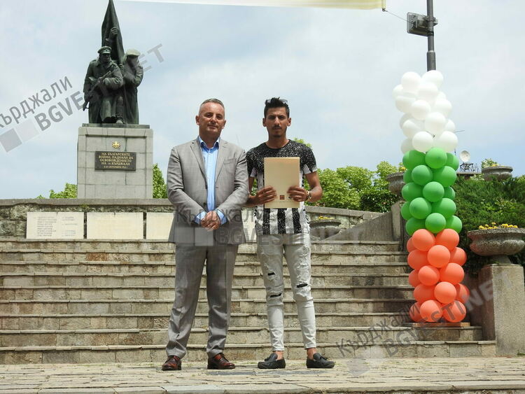 Ротари клуб Кърджали връчи стипендии на изявени ученици по случай 24 май 