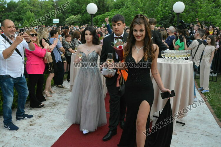 Като модна бомба избухнаха на бала си абитуриентите от ФСГ