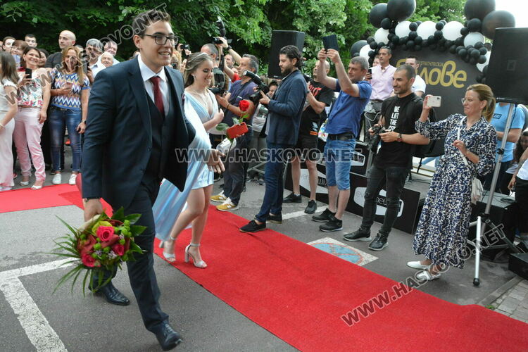 Красиви и елегантни тази вечер празнуват зрелостниците от Езиковата