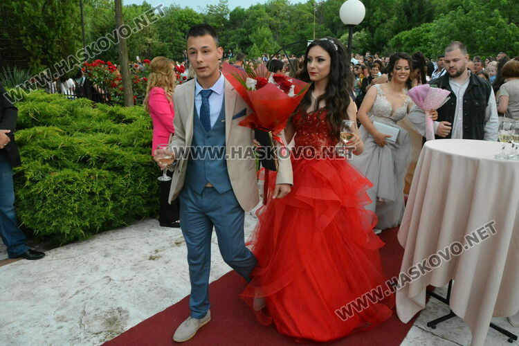 Като модна бомба избухнаха на бала си абитуриентите от ФСГ