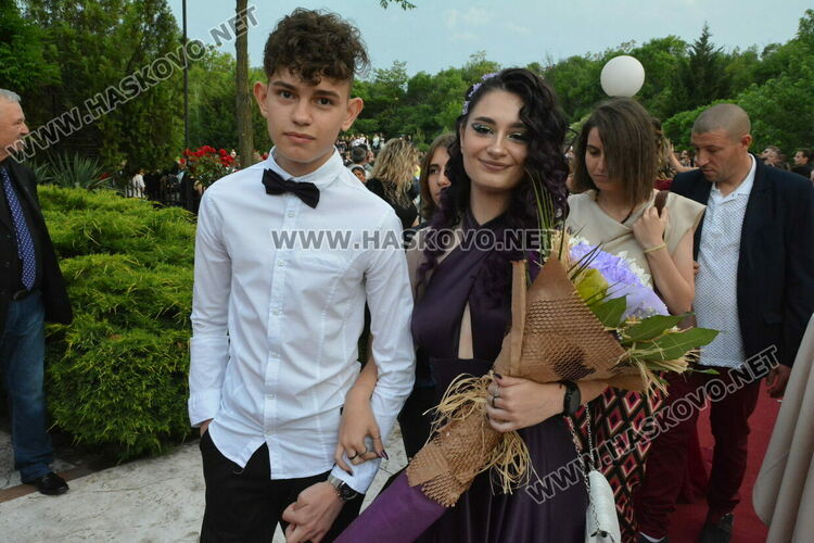 Като модна бомба избухнаха на бала си абитуриентите от ФСГ