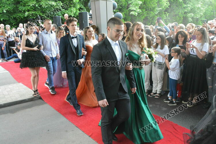 Красиви и елегантни тази вечер празнуват зрелостниците от Езиковата