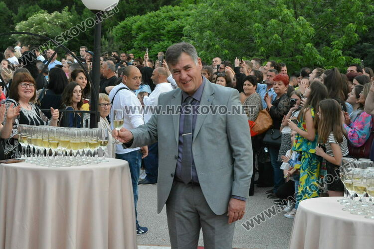 Като модна бомба избухнаха на бала си абитуриентите от ФСГ