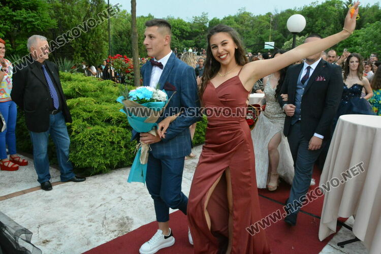 Като модна бомба избухнаха на бала си абитуриентите от ФСГ