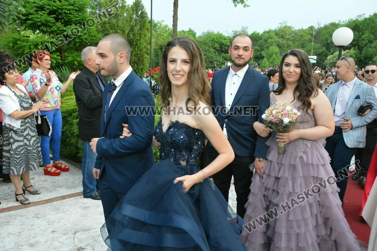 Като модна бомба избухнаха на бала си абитуриентите от ФСГ