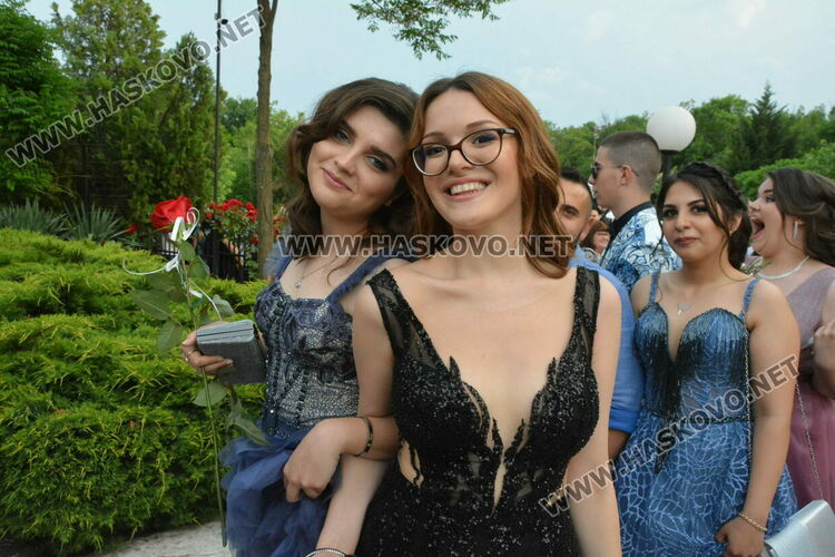Като модна бомба избухнаха на бала си абитуриентите от ФСГ