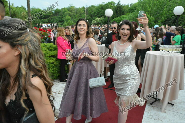 Като модна бомба избухнаха на бала си абитуриентите от ФСГ