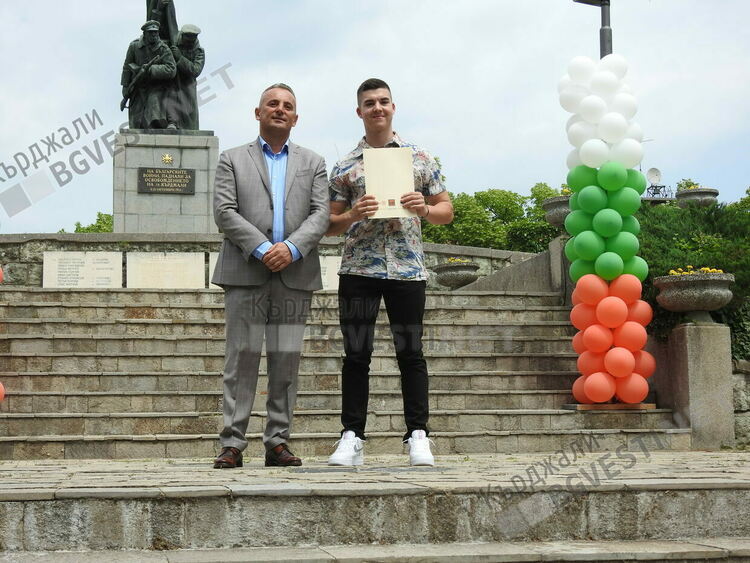 Ротари клуб Кърджали връчи стипендии на изявени ученици по случай 24 май 