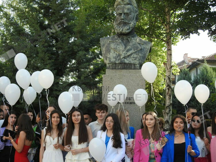   Гимназията с вековна история "Христо Ботев" изпрати стотния си випуск абитуриенти