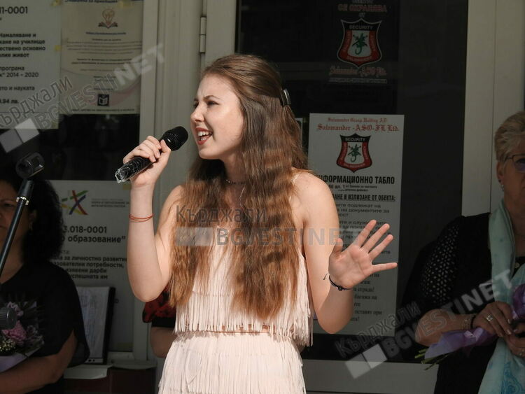   Гимназията с вековна история "Христо Ботев" изпрати стотния си випуск абитуриенти