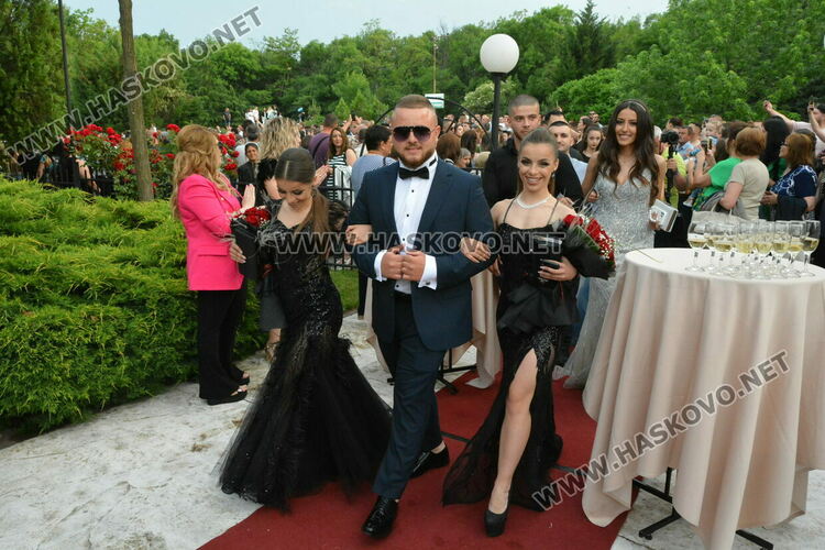 Като модна бомба избухнаха на бала си абитуриентите от ФСГ