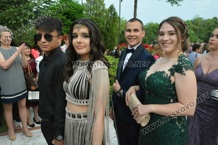 Като модна бомба избухнаха на бала си абитуриентите от ФСГ