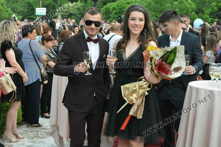 Като модна бомба избухнаха на бала си абитуриентите от ФСГ