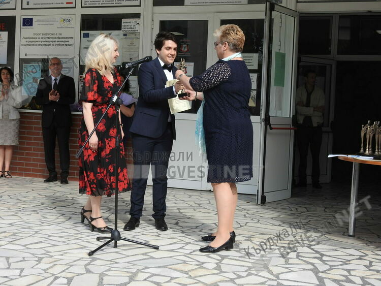   Гимназията с вековна история "Христо Ботев" изпрати стотния си випуск абитуриенти