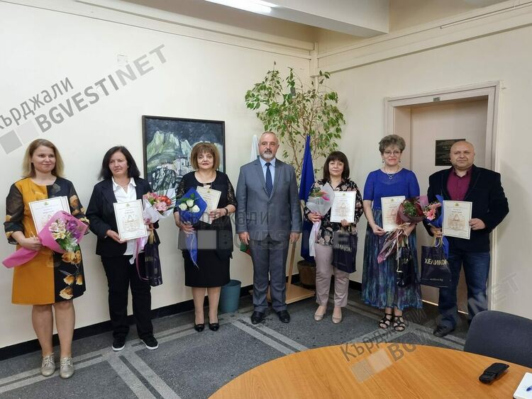 Отличиха 7 просветни дейци от Кърджали с грамоти „Неофит Рилски”в навечерието на 24 май 2022 г. 