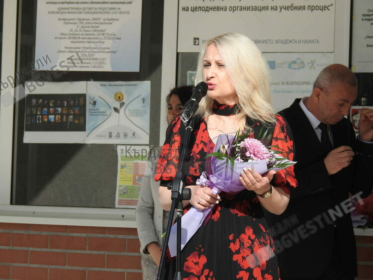   Гимназията с вековна история "Христо Ботев" изпрати стотния си випуск абитуриенти