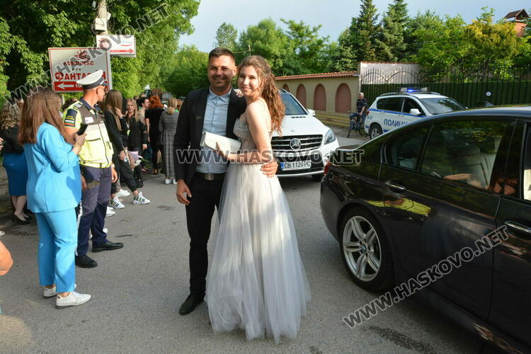 Красиви и елегантни тази вечер празнуват зрелостниците от Езиковата