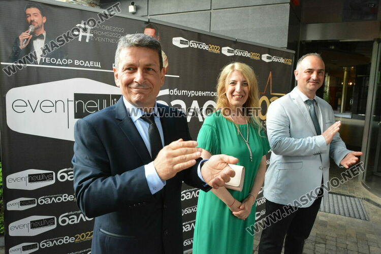 Красиви и елегантни тази вечер празнуват зрелостниците от Езиковата