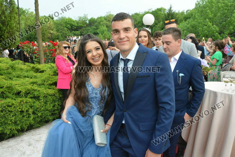 Като модна бомба избухнаха на бала си абитуриентите от ФСГ