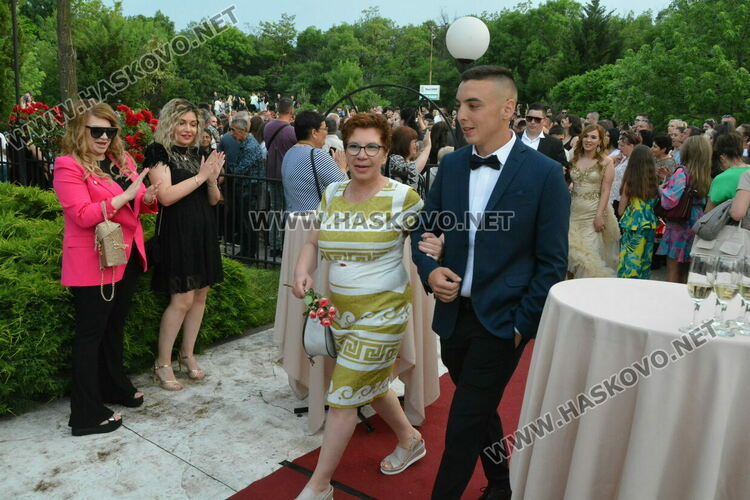 Като модна бомба избухнаха на бала си абитуриентите от ФСГ