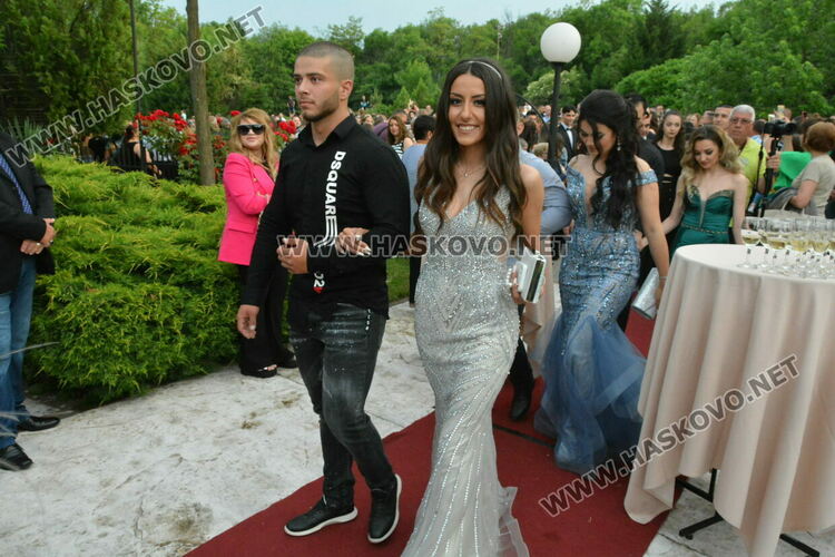 Като модна бомба избухнаха на бала си абитуриентите от ФСГ