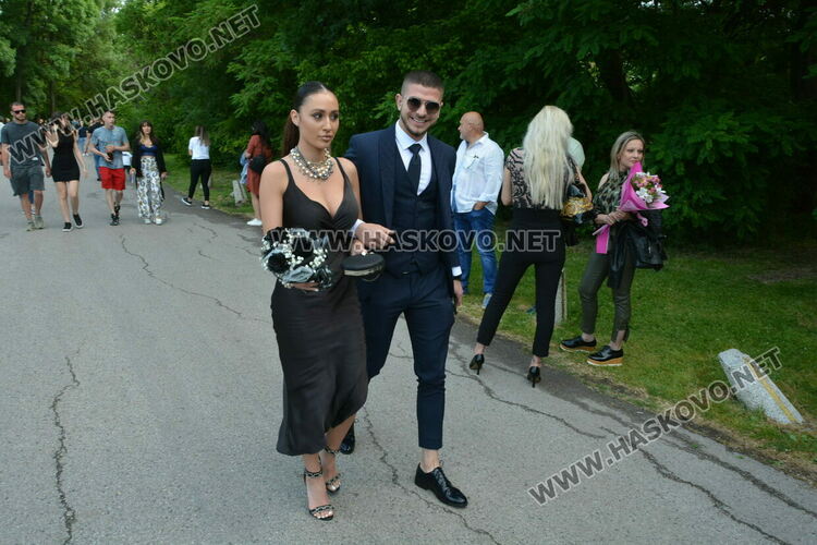 Красиви и елегантни тази вечер празнуват зрелостниците от Езиковата