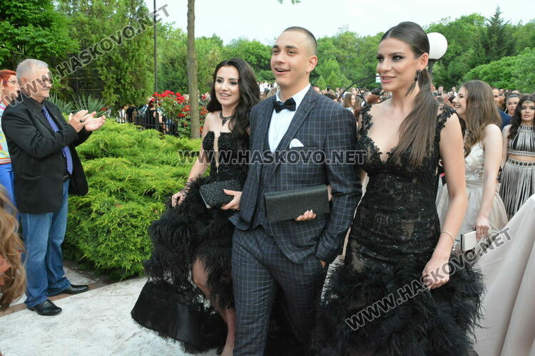 Като модна бомба избухнаха на бала си абитуриентите от ФСГ