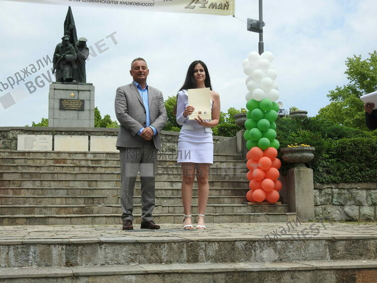 Ротари клуб Кърджали връчи стипендии на изявени ученици по случай 24 май 