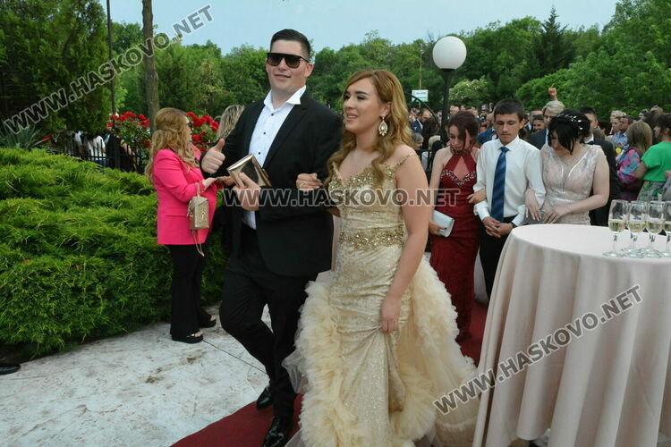 Като модна бомба избухнаха на бала си абитуриентите от ФСГ