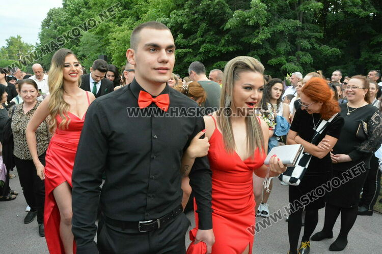 Красиви и елегантни тази вечер празнуват зрелостниците от Езиковата